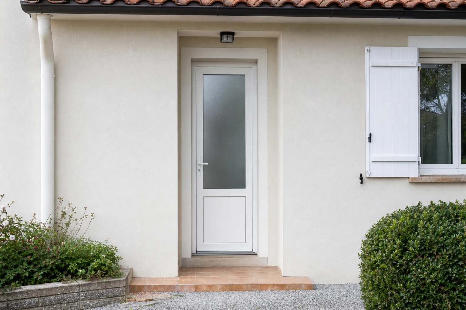 Porte d’entrée PVC blanche avec vitrage dépoli